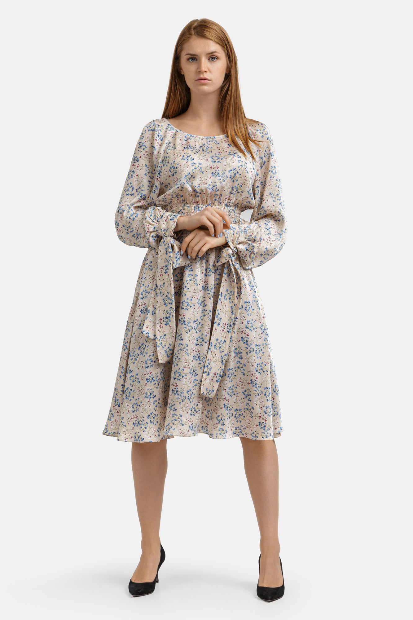 Dress with outlet bows on sleeves